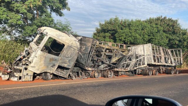 Acidente não tem vítimas mas carreta é destruída pelo fogo na BR 163