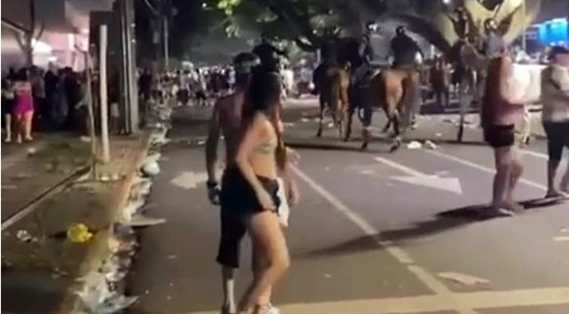 V Deo Briga No Carnaval Dispersada Por Cavalaria Da Pm Golpes De