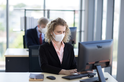 Como prevenir a transmissão da Covid-19 no ambiente de trabalho