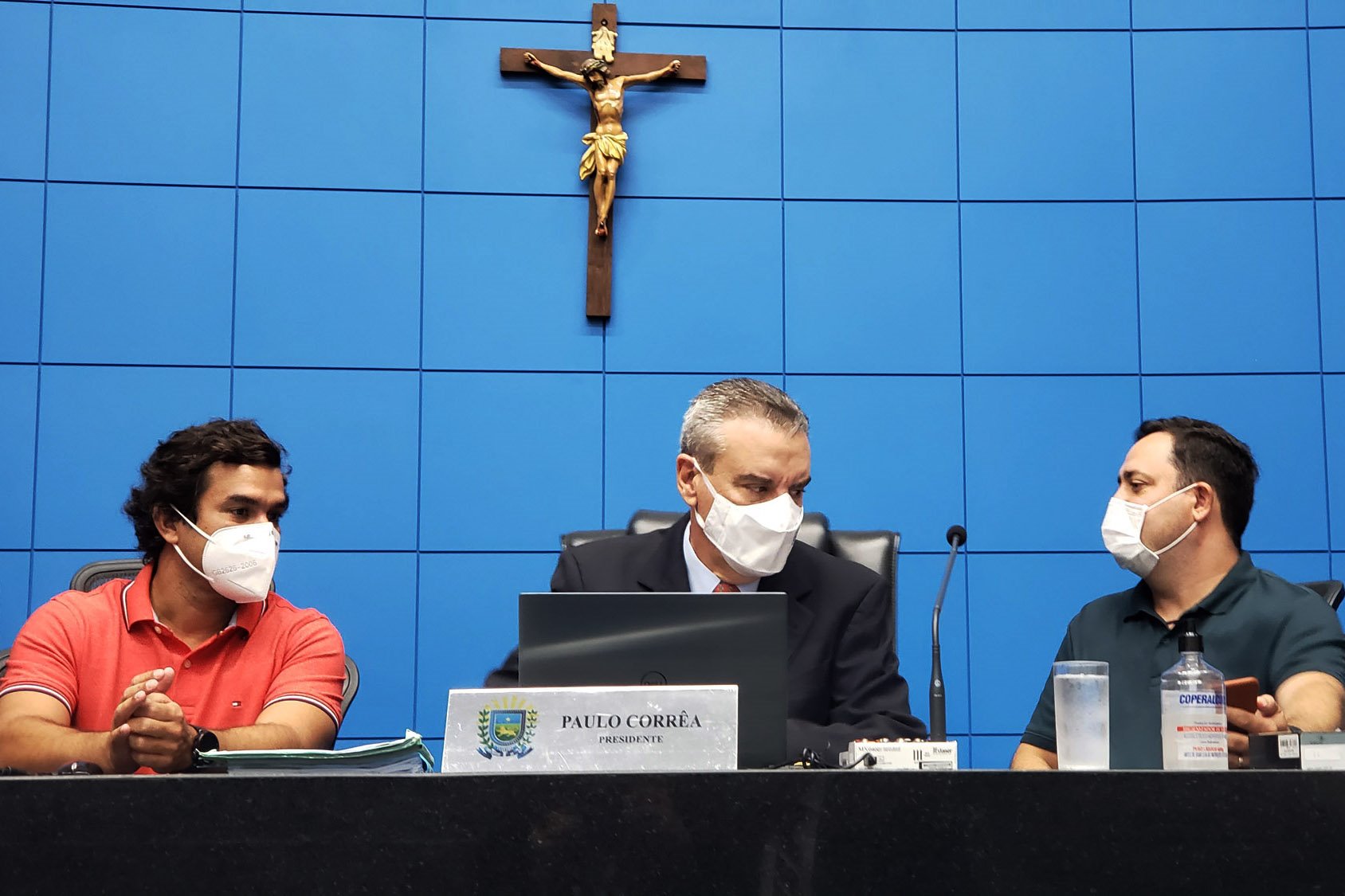 Deputados debatem colapso na saúde e gravidade da situação econômica