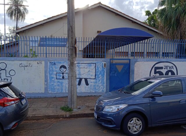 Pais e alunos denunciam água contaminada em escola Municipal na Vila Almeida