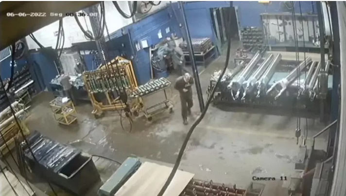 Vídeo: Funcionário é morto por supervisor após tomar café fora do horário