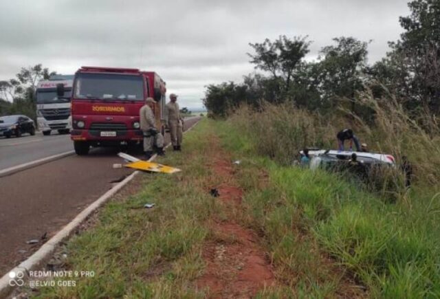 Homem é encontrado enforcado em árvore próximo a veículo capotado