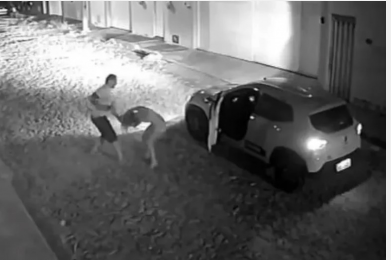 Vídeo: Mulher nega pagar mais pela corrida e apanha de motorista de aplicativo