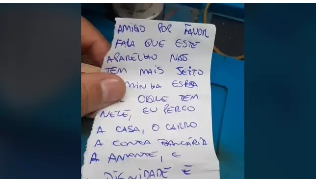 Vídeo: Marido infiel deixa celular no conserto com bilhete escondido: “Me ajuda”