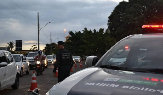 Dono de bar é flagrado tentando esconder 4 máquinas caça-níqueis