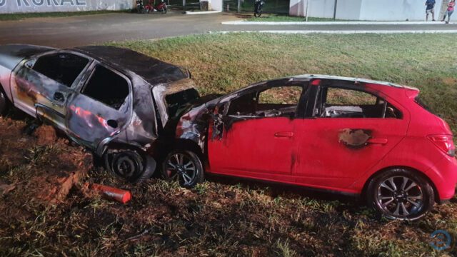 Carros colidem, pegam fogo e homem morre após ter queimaduras pelo corpo