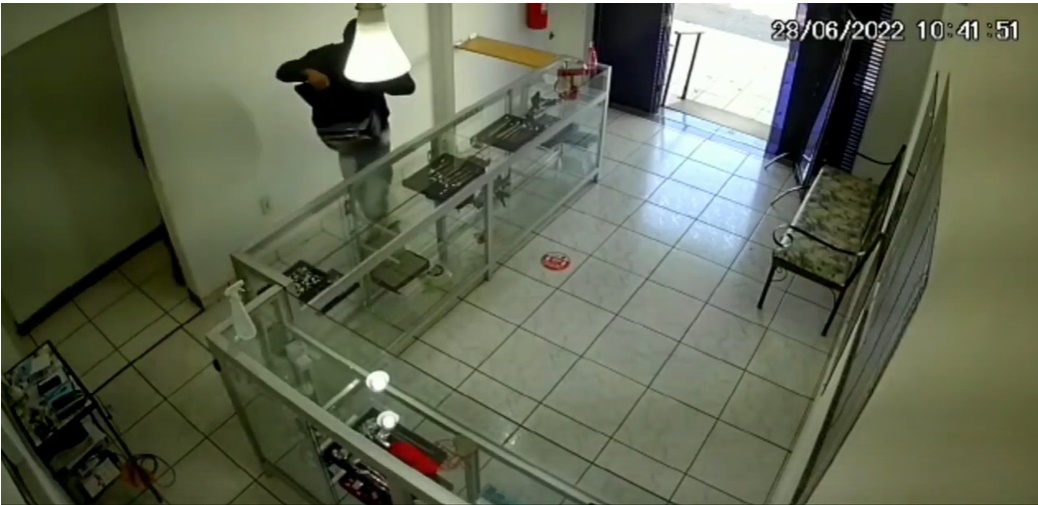 Vídeo mostra dupla de assaltantes que levou R$ 400 mil em ouro de joalheria
