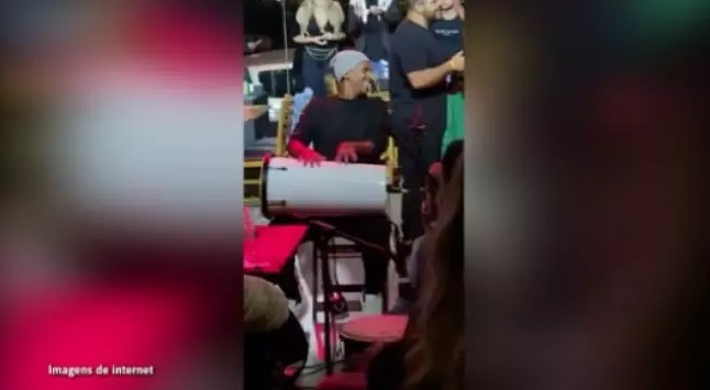 Vídeo: Jô é flagrado em pagode durante derrota do Corinthians