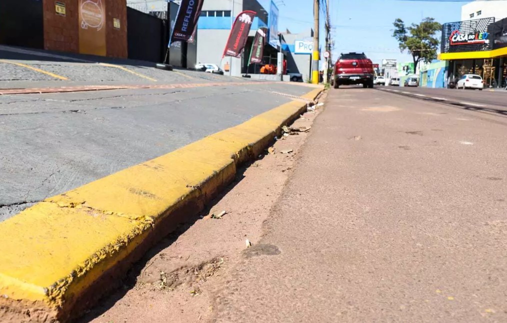 Comerciante que rebaixar 100% do meio fio poderá pagar multa de R$ 4.659,00