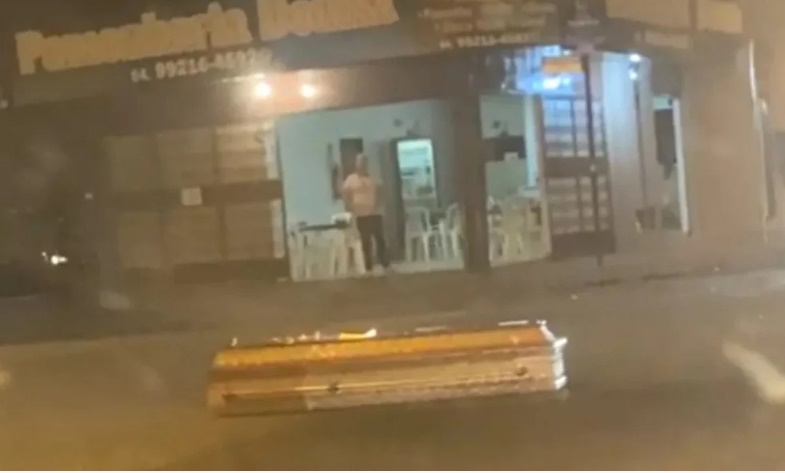 Vídeo: caixão cai de carro funerário no meio da rua em Goiás