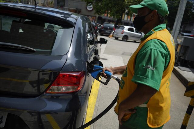 Petrobras autoriza aumentos para amanhã de 14,2% no diesel e 5,2% na gasolina