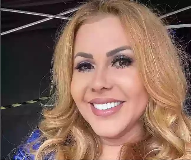 Vídeo: Joelma cai no palco durante show na Bahia