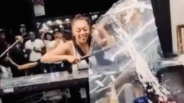 Vídeo: Mulheres destroem restaurante por causa de molho que custa US$ 1,75