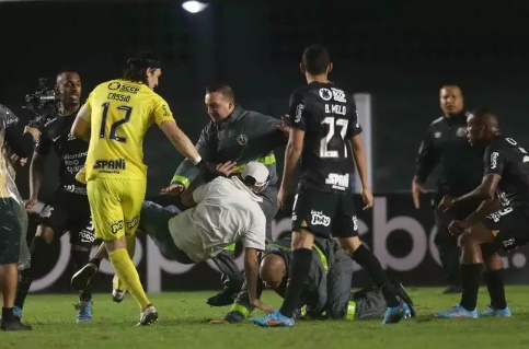 Vídeo: Cássio é agredido por torcedor do Santos após classificação do Corinthians
