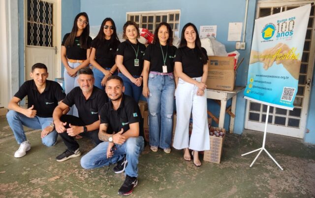 Colaboradores da Vetria e Vetorial doam alimentos ao Asilo São João Bosco
