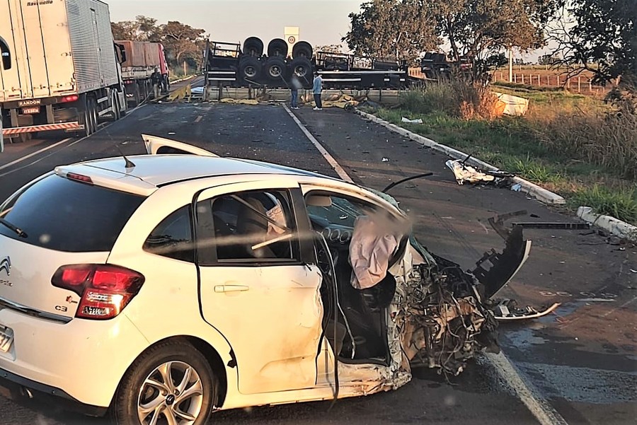 Colisão entre carro e carreta mobiliza Bombeiros e PRF na BR-267