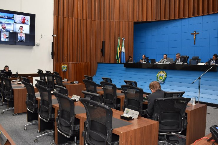 Deputados aprovam orçamento do governo com uma emenda