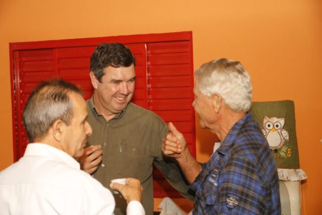 Eduardo Riedel se reuniu com população no interior e recebe reconhecimento
