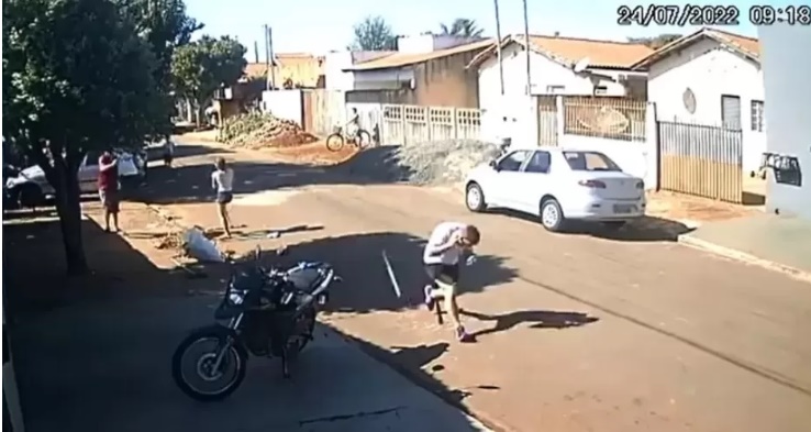 Vídeo: Homem que atirou no vizinho que varria a calçada dele é preso