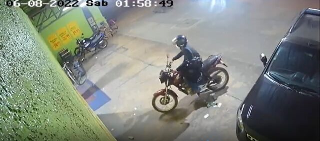 VÍDEO: Ladrão esquece mochila aberta e dinheiro roubado voa durante fuga