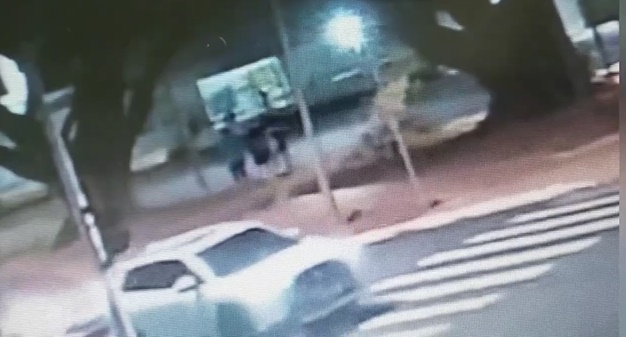 Vídeo: Câmera flagra moradores de rua baleados na Afonso Pena
