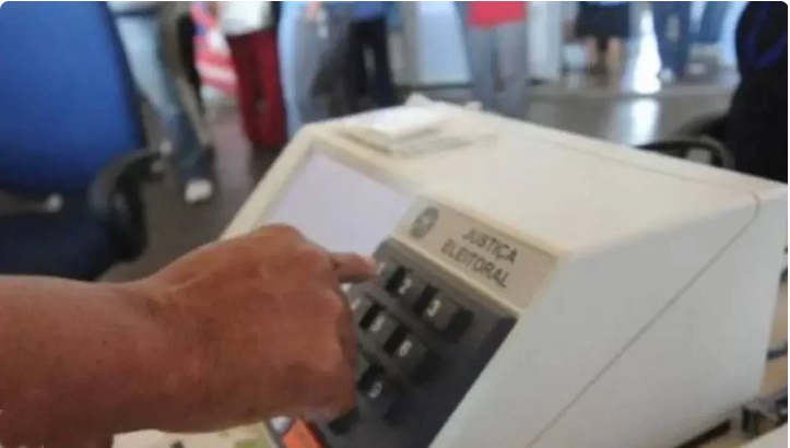 TSE endurece regra, e eleitor deve deixar celular com mesário antes do voto