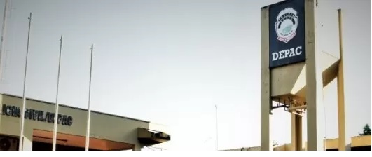 Professor nigeriano é chamado de “preto” e leva soco em fila de mercado