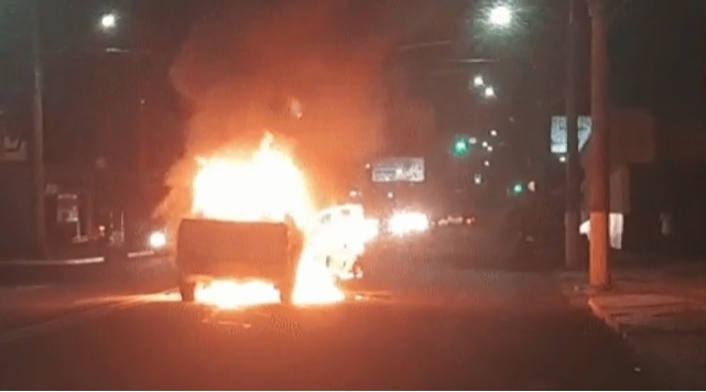 Caminhonete pega fogo na avenida Joaquim Murtinho