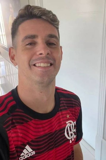 Vaza foto de Oscar com camisa do Flamengo, que espera sinal verde para fechar contratação