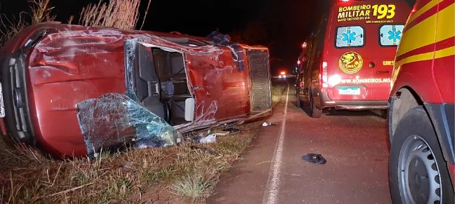 Capotagem deixa três pessoas feridas na rodovia MS-040