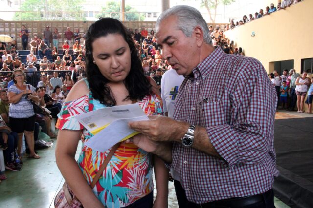 Governo entrega na Capital cartões sociais para 1.643 famílias e garante 13° do programa