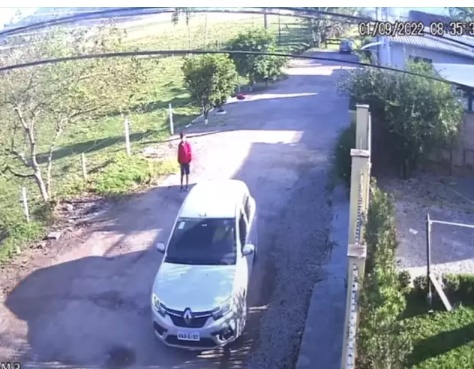 Vídeo: Pai esquece filho na porta de casa e vai sozinho para a escola
