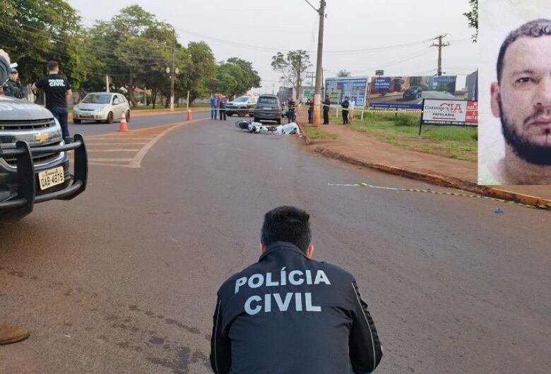 Motociclista morre na após colidir contra rotatória