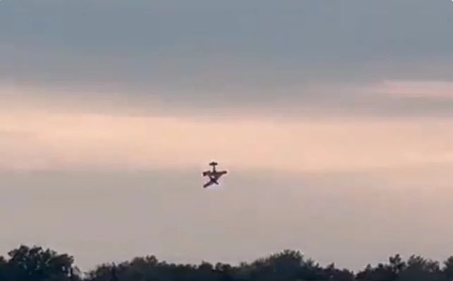 Vídeo: Aviões se chocam, ficam presos e caem durante show de acrobacias