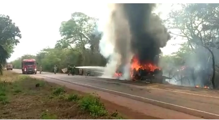 Vídeo: Carreta com bobinas de papel tomba e fica destruída após incêndio na BR-262