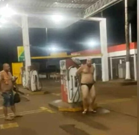 Vídeo: De cueca, caminhoneiro protesta e toma banho em posto de combustíveis em MS