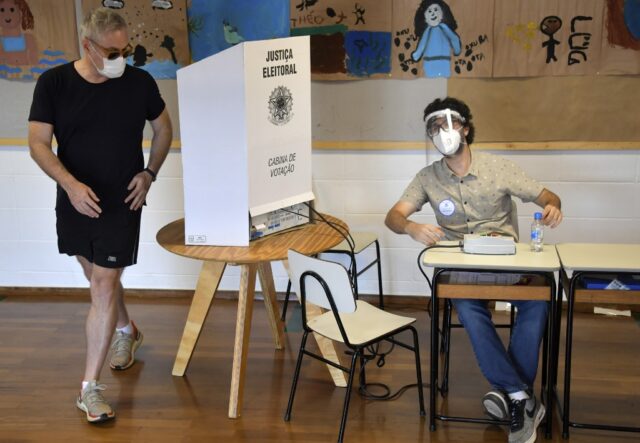 Eleitor que se recusar a entregar celular ao mesário não poderá votar, diz TSE