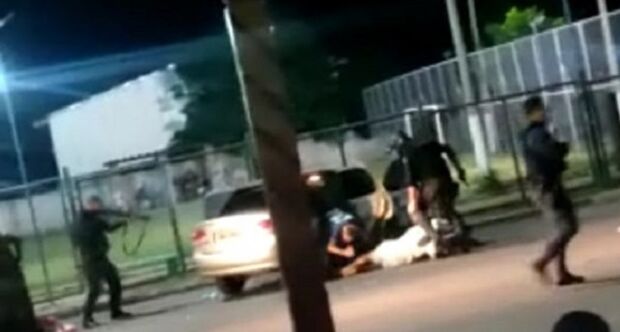 Família passa momentos de terror e tem carro roubado ao parar no sinal vermelho