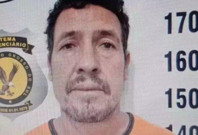 Homem que matou esposa na frente dos filhos se entrega à polícia