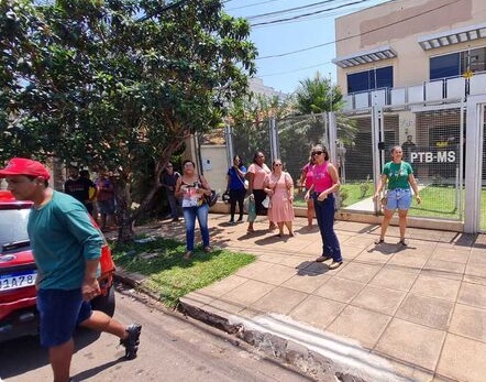 Cabos eleitorais vão à sede do PTB cobrar calote de Delcídio e de Figueiró