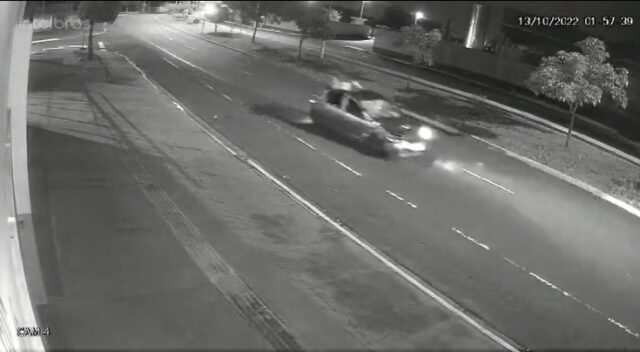 Vídeo: Imagem mostra amigo em capô de carro que matou Michelli atropelada