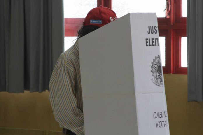 Mais de 156 milhões de brasileiros vão às urnas neste domingo