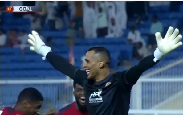 Vídeo: Goleiro marca gol após dar chutão de dentro da própria área