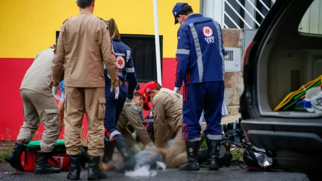 Idoso morre atropelado por motoentregador ao atravessar avenida fora da faixa
