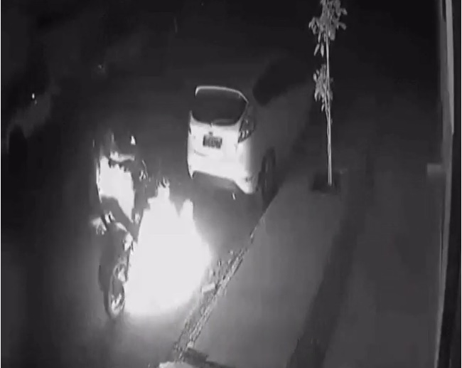 Vídeo: moto pega fogo, explode e motoentregador sai ileso