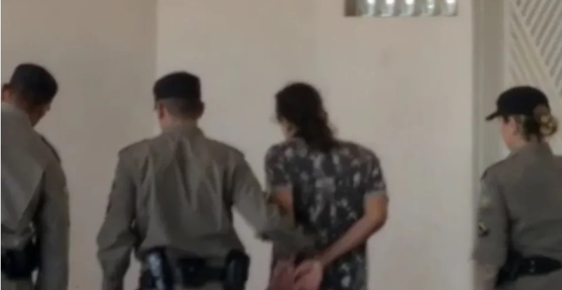 Vídeo: Homem é flagrado quebrando urna a pauladas
