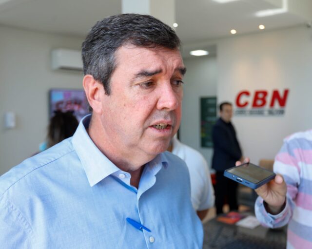 Contar foge de outro debate e Riedel apresenta sozinho propostas para o MS