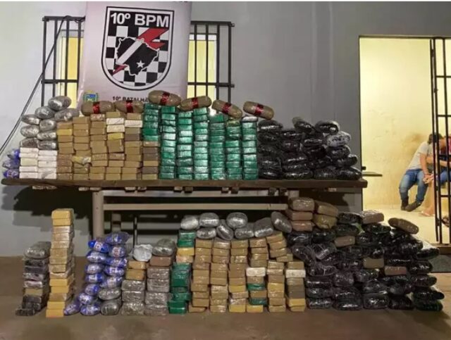 PM prende 4 com cocaína, maconha e metanfetamina em caminhão de sucata