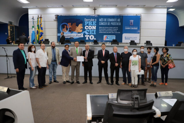 Moradores pedem apoio dos vereadores para acabar manifestação em frente ao CMO